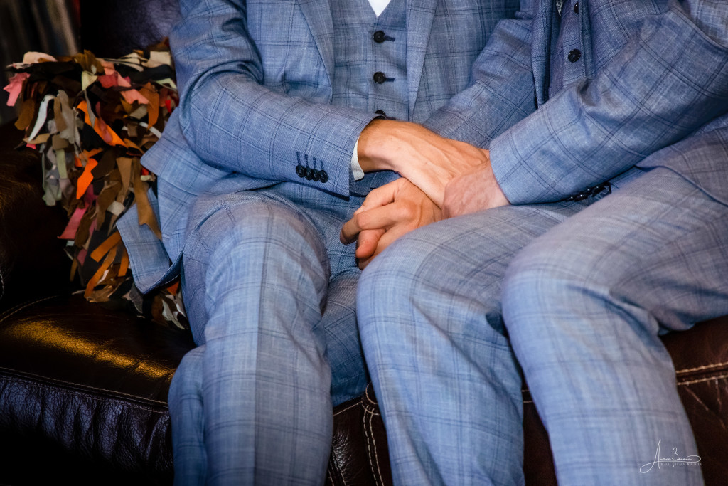 Détail poétique des mariées, photographie de mariage fine art par Auxie Boivin.