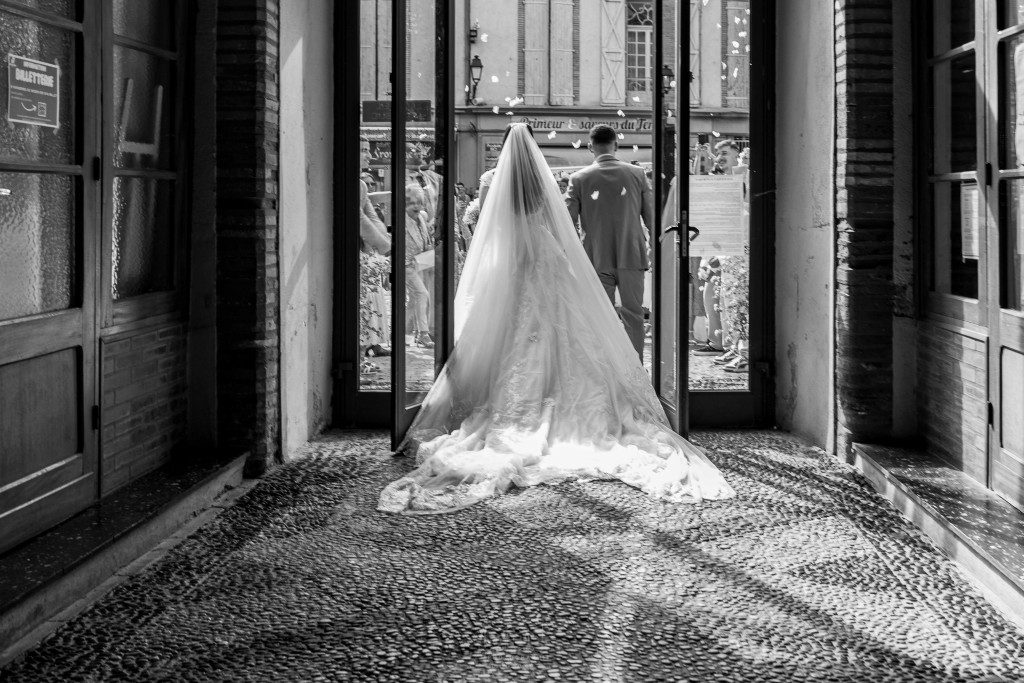 Détail poétique des mariées, photographie de mariage luxe par Auxie Boivin.