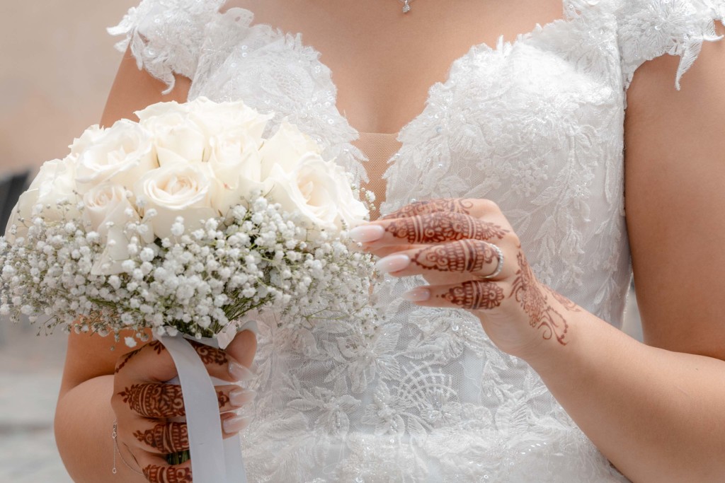 Détail poétique de la mariée, photographie de mariage luxe par Auxie Boivin.
