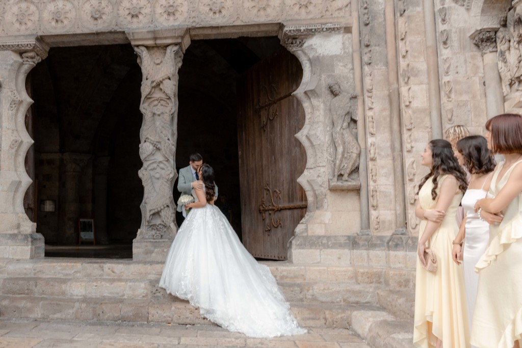 Détail poétique des mariées, photographie de mariage fine art Moissac par Auxie Boivin.