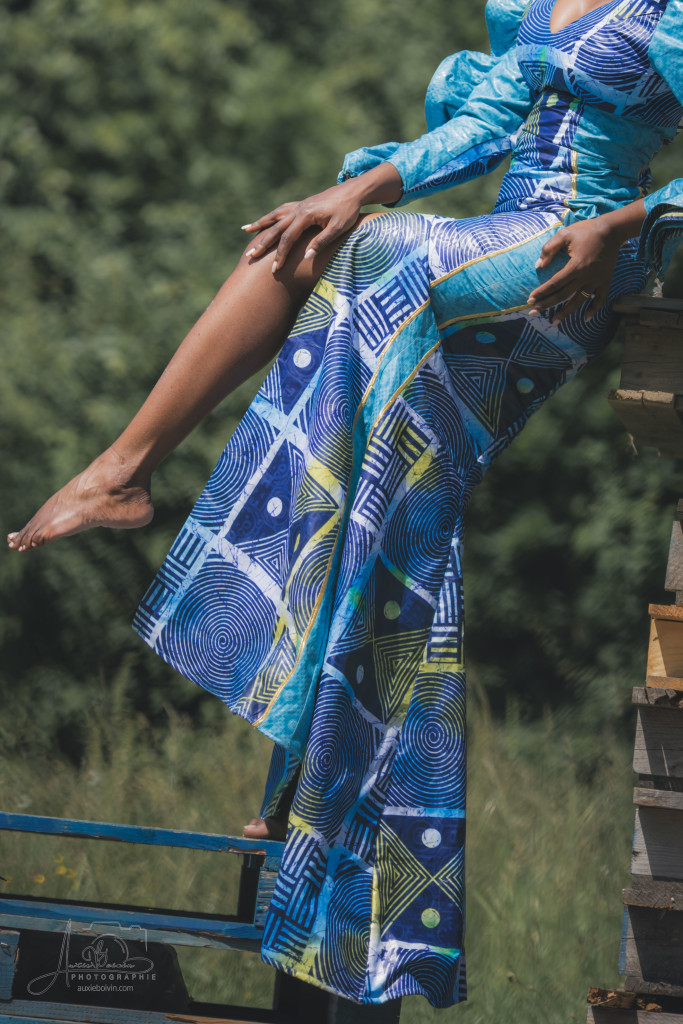 Portrait photographique créatif et artistique, jeu de clair-obscur mettant en avant l'expression du regard et la texture de la peau, style épuré et intemporel par Auxie Boivin.