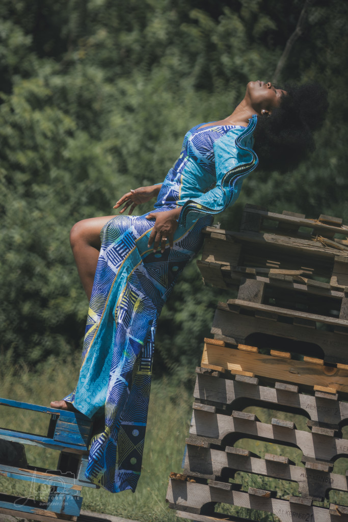 Portrait photographique créatif et artistique, jeu de clair-obscur mettant en avant l'expression du regard et la texture de la peau, style épuré et intemporel par Auxie Boivin.