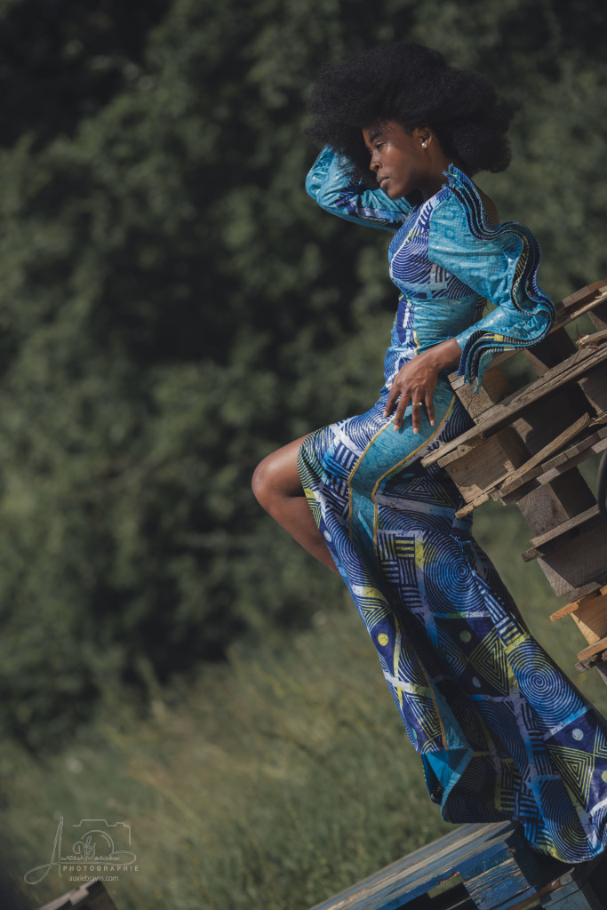 Portrait photographique créatif et artistique, jeu de clair-obscur mettant en avant l'expression du regard et la texture de la peau, style épuré et intemporel par Auxie Boivin.