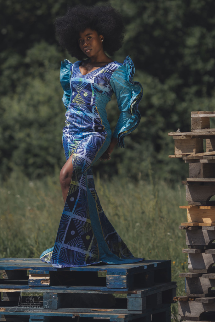 Portrait photographique créatif et artistique, jeu de clair-obscur mettant en avant l'expression du regard et la texture de la peau, style épuré et intemporel par Auxie Boivin.