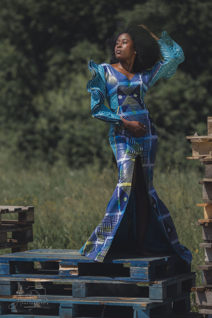 Portrait photographique créatif et artistique, jeu de clair-obscur mettant en avant l'expression du regard et la texture de la peau, style épuré et intemporel par Auxie Boivin.