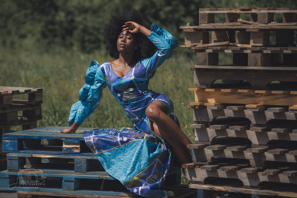 Portrait photographique créatif et artistique, jeu de clair-obscur mettant en avant l'expression du regard et la texture de la peau, style épuré et intemporel par Auxie Boivin.