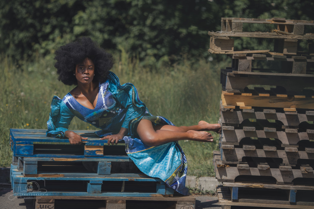 Portrait photographique créatif et artistique, jeu de clair-obscur mettant en avant l'expression du regard et la texture de la peau, style épuré et intemporel par Auxie Boivin.