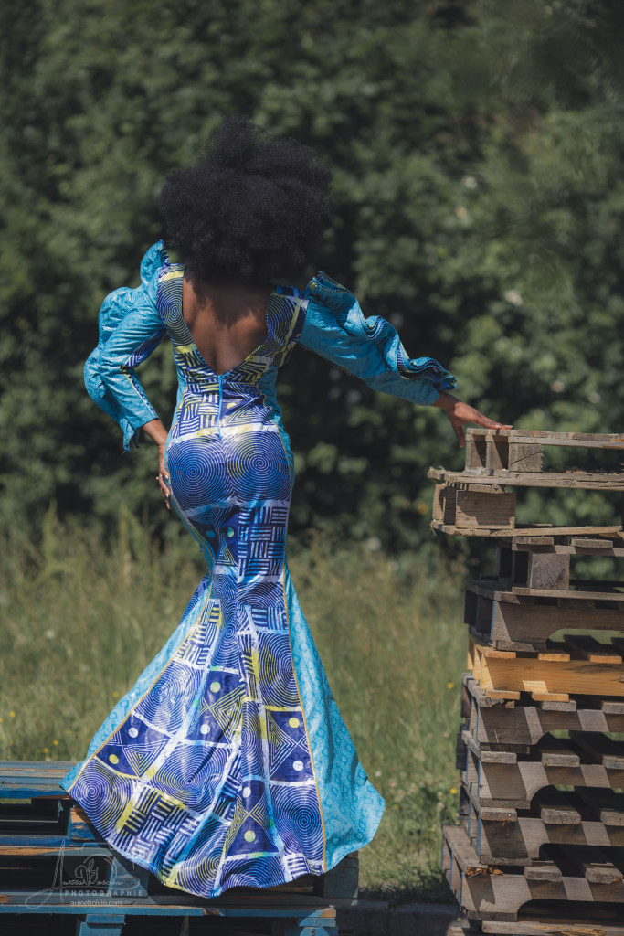 Portrait photographique créatif et artistique, jeu de clair-obscur mettant en avant l'expression du regard et la texture de la peau, style épuré et intemporel par Auxie Boivin.