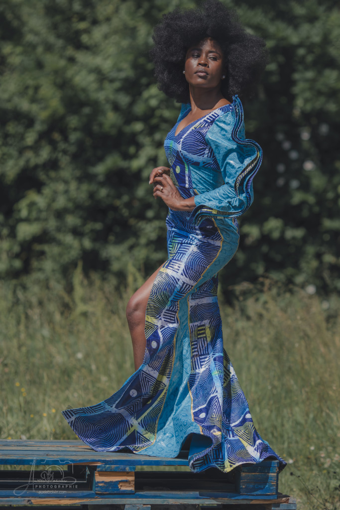 Portrait photographique créatif et artistique, jeu de clair-obscur mettant en avant l'expression du regard et la texture de la peau, style épuré et intemporel par Auxie Boivin.