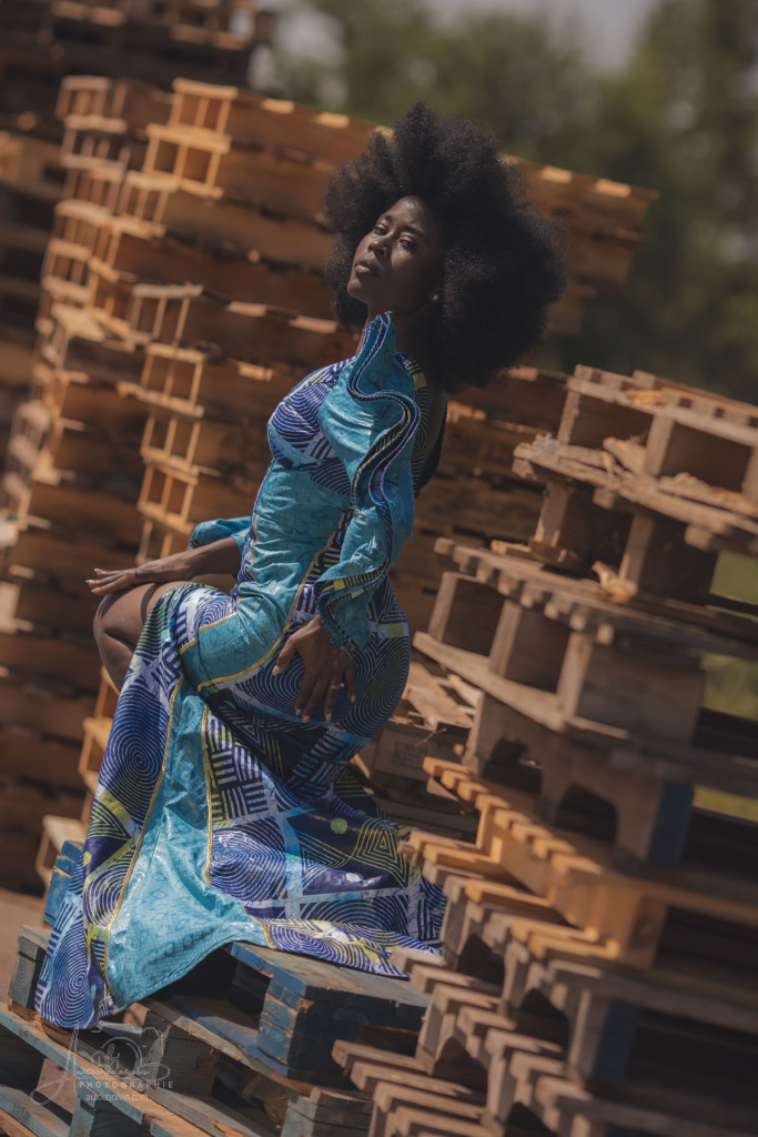 Portrait photographique créatif et artistique, jeu de clair-obscur mettant en avant l'expression du regard et la texture de la peau, style épuré et intemporel par Auxie Boivin.