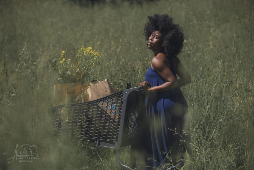 Portrait photographique créatif et artistique, jeu de clair-obscur mettant en avant l'expression du regard et la texture de la peau, style épuré et intemporel par Auxie Boivin.