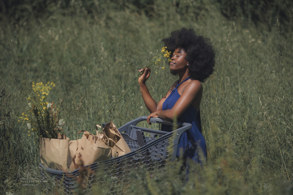 Portrait photographique créatif et artistique, jeu de clair-obscur mettant en avant l'expression du regard et la texture de la peau, style épuré et intemporel par Auxie Boivin.
