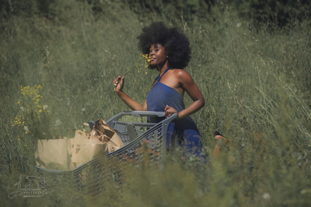 Portrait photographique créatif et artistique, jeu de clair-obscur mettant en avant l'expression du regard et la texture de la peau, style épuré et intemporel par Auxie Boivin.