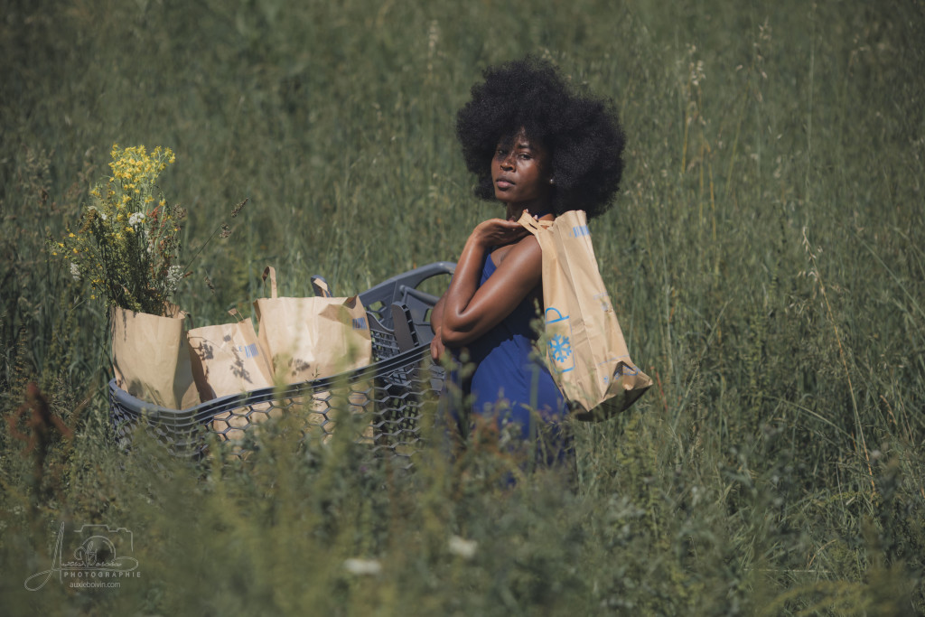 Portrait photographique créatif et artistique, jeu de clair-obscur mettant en avant l'expression du regard et la texture de la peau, style épuré et intemporel par Auxie Boivin.