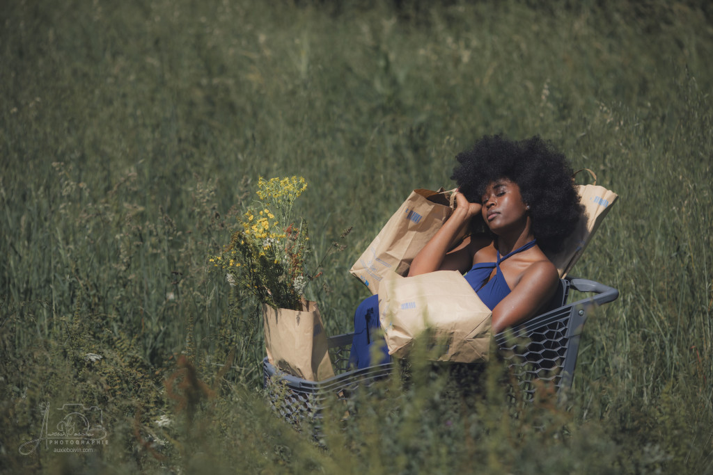 Portrait photographique créatif et artistique, jeu de clair-obscur mettant en avant l'expression du regard et la texture de la peau, style épuré et intemporel par Auxie Boivin.