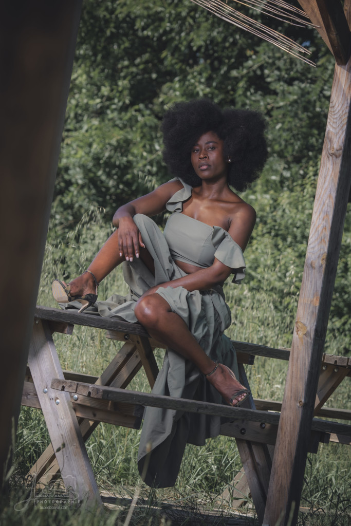 Portrait photographique créatif et artistique, jeu de clair-obscur mettant en avant l'expression du regard et la texture de la peau, style épuré et intemporel par Auxie Boivin.