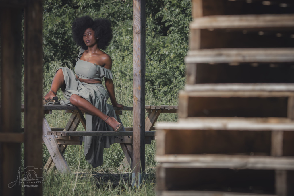 Portrait photographique créatif et artistique, jeu de clair-obscur mettant en avant l'expression du regard et la texture de la peau, style épuré et intemporel par Auxie Boivin.