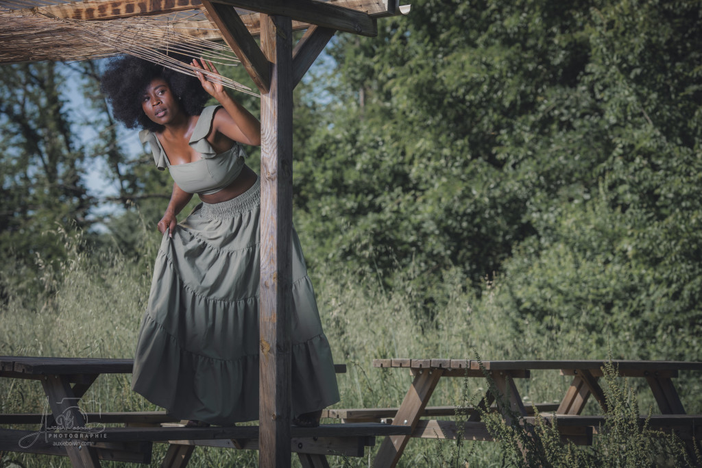 Portrait photographique créatif et artistique, jeu de clair-obscur mettant en avant l'expression du regard et la texture de la peau, style épuré et intemporel par Auxie Boivin.