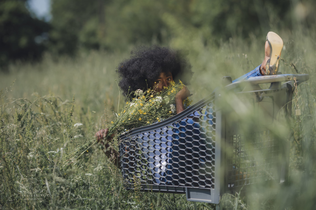 Portrait photographique créatif et artistique, jeu de clair-obscur mettant en avant l'expression du regard et la texture de la peau, style épuré et intemporel par Auxie Boivin.