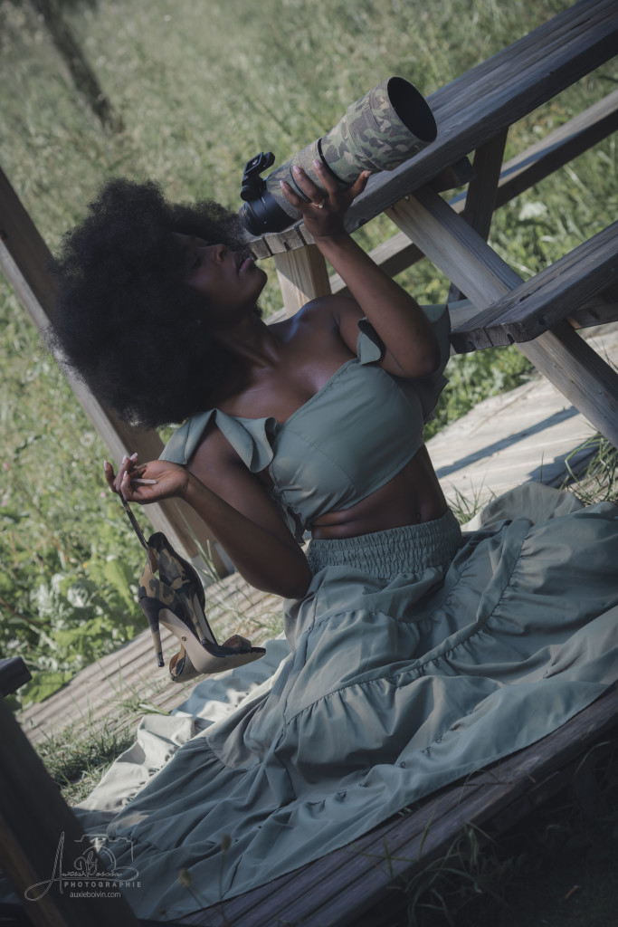 Portrait photographique créatif et artistique, jeu de clair-obscur mettant en avant l'expression du regard et la texture de la peau, style épuré et intemporel par Auxie Boivin.