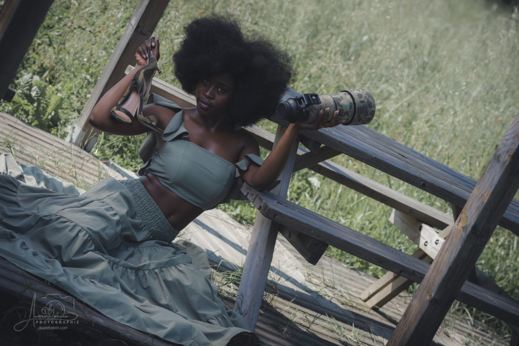 Portrait photographique créatif et artistique, jeu de clair-obscur mettant en avant l'expression du regard et la texture de la peau, style épuré et intemporel par Auxie Boivin.