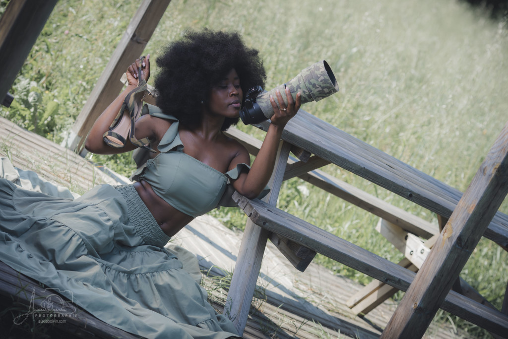 Portrait photographique créatif et artistique, jeu de clair-obscur mettant en avant l'expression du regard et la texture de la peau, style épuré et intemporel par Auxie Boivin.