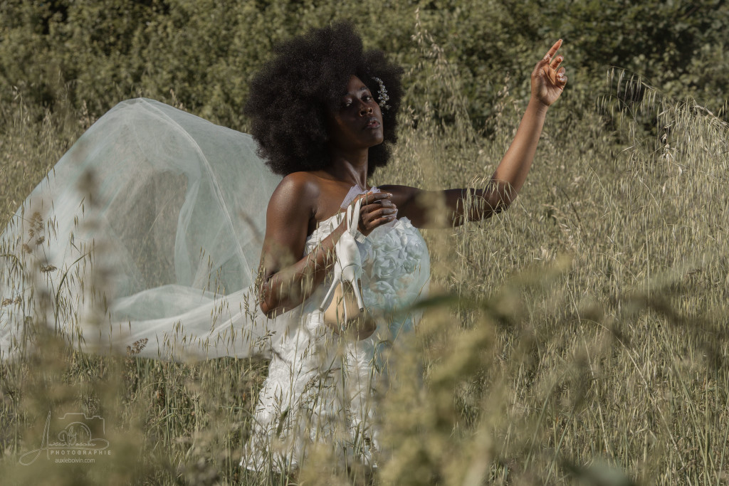 Portrait photographique créatif et artistique, jeu de clair-obscur mettant en avant l'expression du regard et la texture de la peau, style épuré et intemporel par Auxie Boivin.