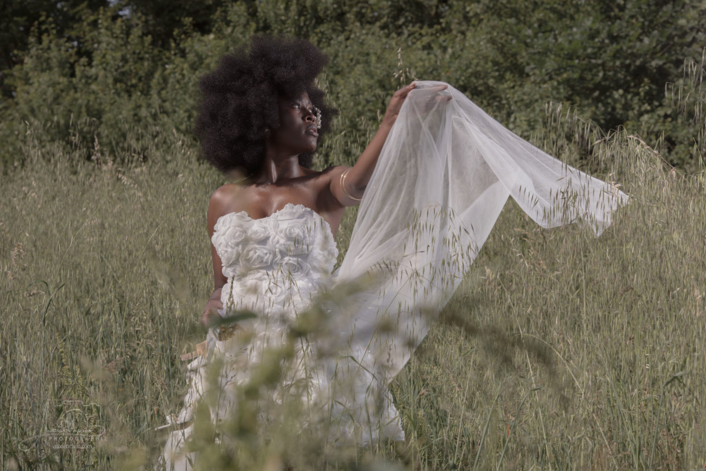 Portrait photographique créatif et artistique, jeu de clair-obscur mettant en avant l'expression du regard et la texture de la peau, style épuré et intemporel par Auxie Boivin.