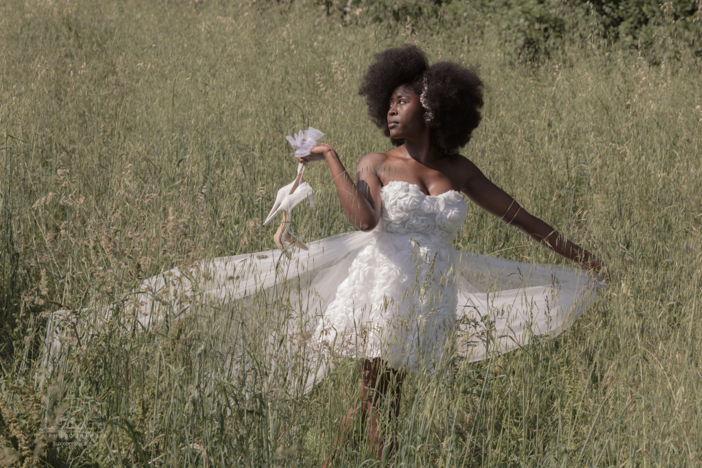 Portrait photographique créatif et artistique, jeu de clair-obscur mettant en avant l'expression du regard et la texture de la peau, style épuré et intemporel par Auxie Boivin.