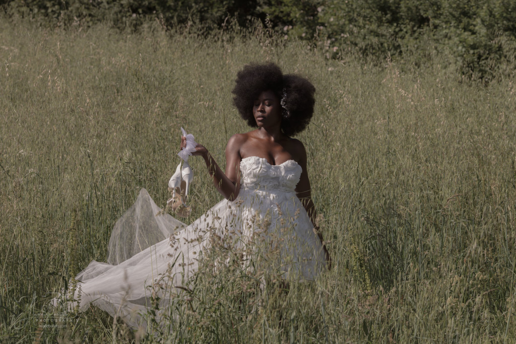 Portrait photographique créatif et artistique, jeu de clair-obscur mettant en avant l'expression du regard et la texture de la peau, style épuré et intemporel par Auxie Boivin.