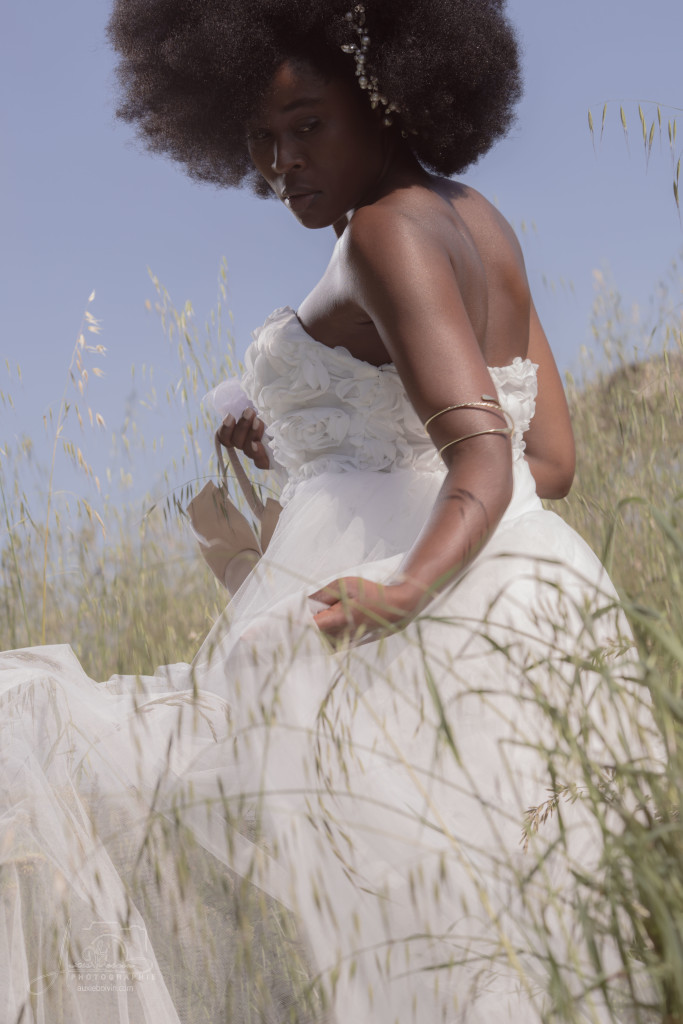 Portrait photographique créatif et artistique, jeu de clair-obscur mettant en avant l'expression du regard et la texture de la peau, style épuré et intemporel par Auxie Boivin.