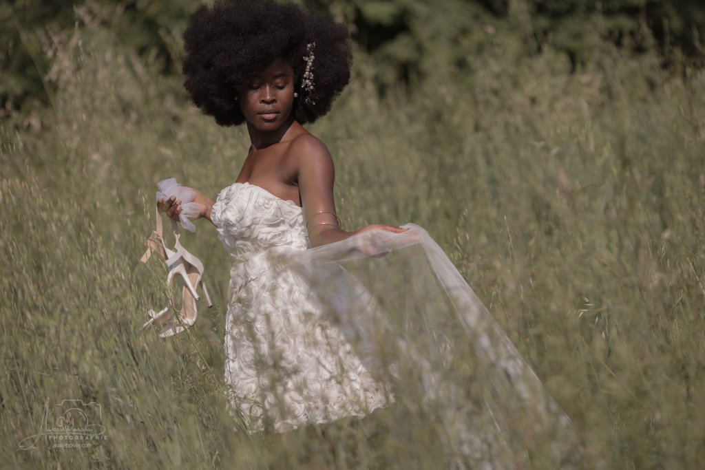 Portrait photographique créatif et artistique, jeu de clair-obscur mettant en avant l'expression du regard et la texture de la peau, style épuré et intemporel par Auxie Boivin.