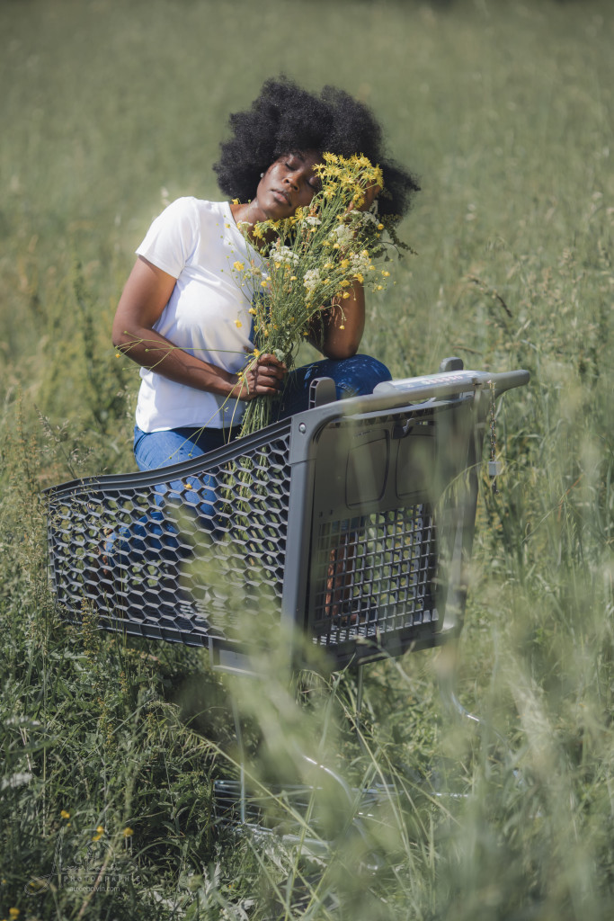 Portrait photographique créatif et artistique, jeu de clair-obscur mettant en avant l'expression du regard et la texture de la peau, style épuré et intemporel par Auxie Boivin.