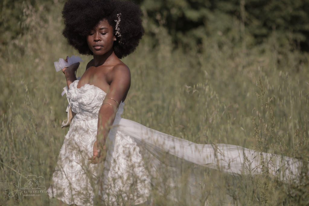 Portrait photographique créatif et artistique, jeu de clair-obscur mettant en avant l'expression du regard et la texture de la peau, style épuré et intemporel par Auxie Boivin.