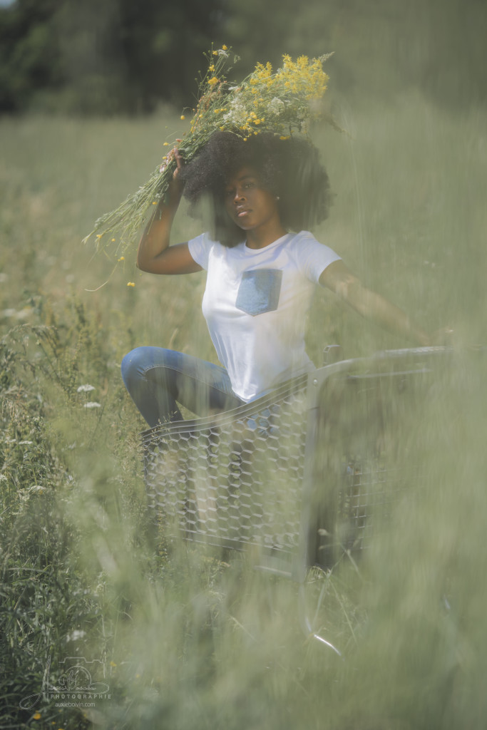 Portrait photographique créatif et artistique, jeu de clair-obscur mettant en avant l'expression du regard et la texture de la peau, style épuré et intemporel par Auxie Boivin.