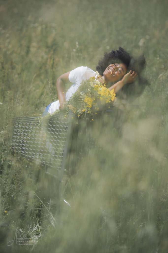 Portrait photographique créatif et artistique, jeu de clair-obscur mettant en avant l'expression du regard et la texture de la peau, style épuré et intemporel par Auxie Boivin.