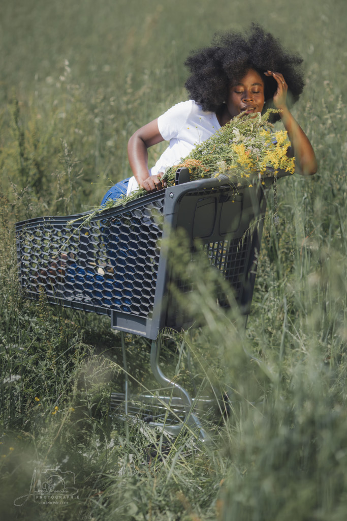 Portrait photographique créatif et artistique, jeu de clair-obscur mettant en avant l'expression du regard et la texture de la peau, style épuré et intemporel par Auxie Boivin.