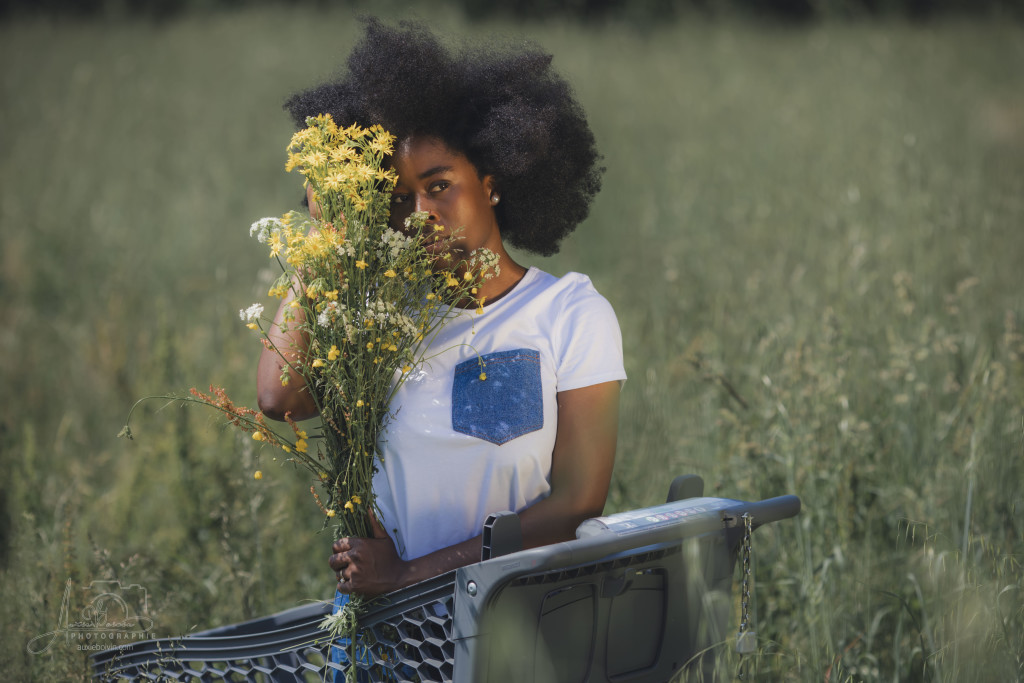 Portrait photographique créatif et artistique, jeu de clair-obscur mettant en avant l'expression du regard et la texture de la peau, style épuré et intemporel par Auxie Boivin.
