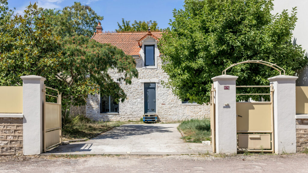 Gîtes de charme Germolles, Mise en valeur de patrimoine, Décoration d'extérieur Bourgogne.