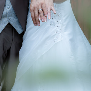 Détail poétique des mariées, photographie de mariage luxe par Auxie Boivin