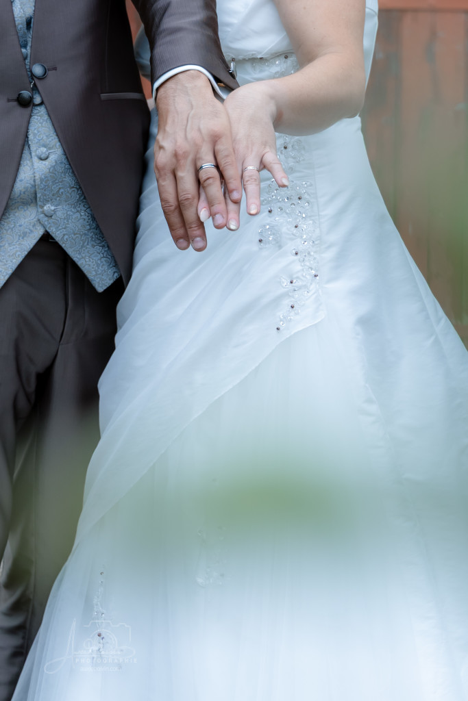 Détail poétique des mariées, photographie de mariage luxe par Auxie Boivin.