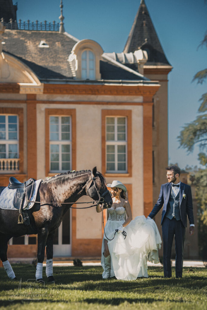 Détail poétique des mariées, photographie de mariage fine art au château par Auxie Boivin.
