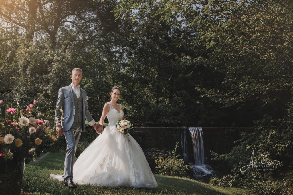 Détail poétique des mariées, photographie de mariage luxe par Auxie Boivin.