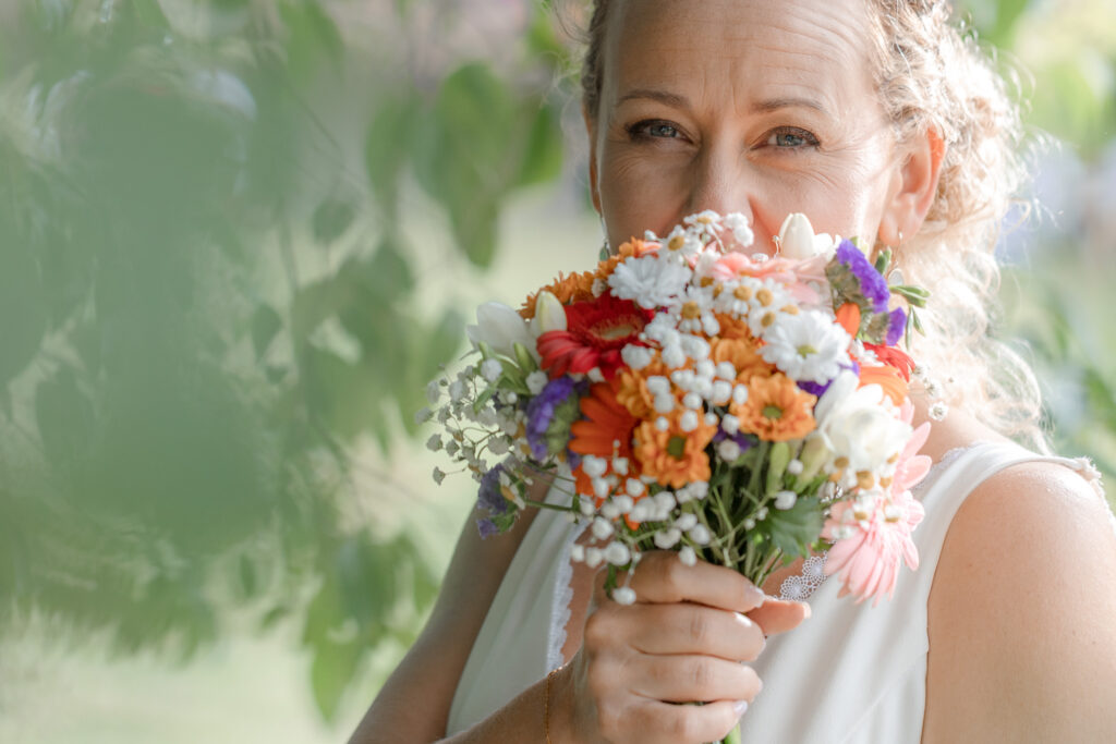 Détail poétique de la mariée, photographie de mariage fine art par Auxie Boivin.