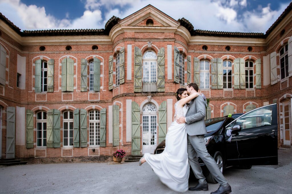 Détail poétique des mariées, photographie de mariage fine art au château par Auxie Boivin.