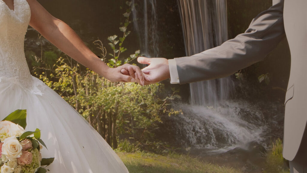 Détail poétique des mariées, photographie de mariage luxe par Auxie Boivin.