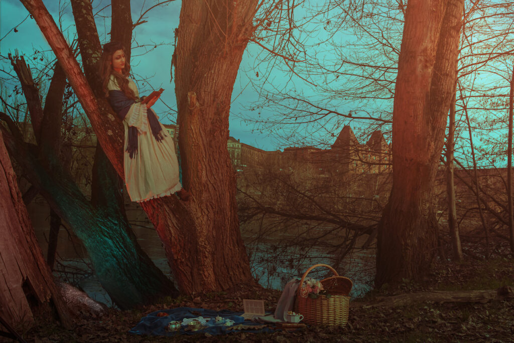 Portrait cinématique d'une femme en robe vintage devant le Musée Ingres-Bourdelle à Montauban, style peinture artistique.